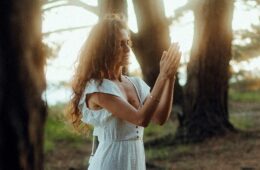 Yin Yoga Chamanique & Cercle de Chants-Médecine du Monde / Shamanic Yin Yoga & Medicine Song Circle avec Puja Prema